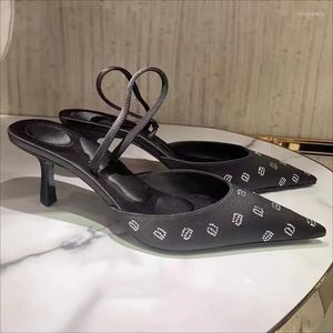 Designer New Womens Dress Shoes 2023 Summer STILETTO SHINESTONE LETRAS SANDALS MACHA MACA DE MANEIRA SALMENTE