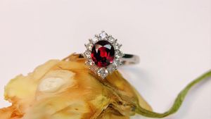 Кластерные кольца GRC 2031 Сплошная 18-километровая природа 0,66CT Red Ruby Gemstones Diamonds Женщины.