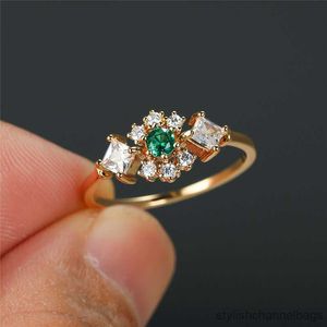 Bandringe Vintage weiblicher grüner Zirkon-Stein-Ring trendige Goldfarbe dünner Verlobungsring Charm Kristall quadratische Eheringe für Frauen