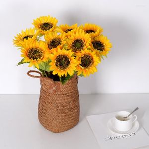 Dekorativa blommor konstgjorda 50 cm solros realistiska siden med gröna blad stora huvud vackra gula solrosor bukett