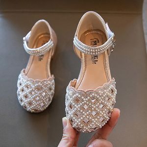 Сандалии весенняя осень девочки обувь Постья Sandals Жемчужные ремешки принцесса обувь танцевальная обувь для детского ребенка свадьба 230515
