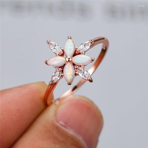 Fedi nuziali Delicato fiore di cristallo Sottile Anello di fidanzamento Lusso femminile Foglia bianca Pietra opale Boho Colore oro rosa per le donne