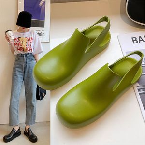 Sandaler Summer Soft Bottom Sandaler Kvinnliga lägenheter Enkel yttre slitage Baotou Rain Shoes Jelly Plastic Water Shoes Green Black Brown 230515