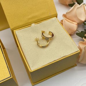 Nova carta de brincos de diamante completo para mulheres Hong Kong Style Personalidade elegante Ins estilo Brincos de agulha de prata Europeu e americano Estilo