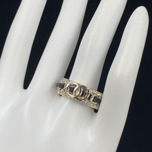 The couple ring designed by the designer is suitable for grand and fashionable jewelry, party gifts, wedding gifts for women