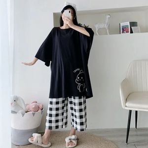 Moda de sono feminina tamanho grande 6xl 150kg de verão feminino pijamas Conjunto de um pescoço de manga curta e calças de calça de bezerro preto para dormir de pijama de pijama 230515