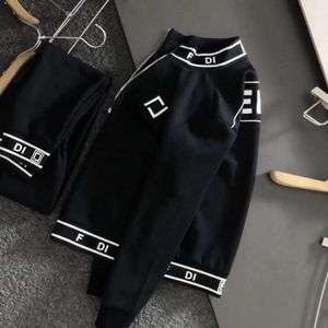 Novos designers masculinos moda moda nova marca simples requintada masculino de pista de pista de pista de pista de primavera Autumn Autumn de duas peças de roupas esportivas casuais ternos casuais