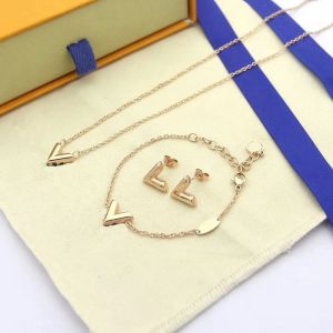 Pendant Necklaces Classic Designer Pendant Charm Gold Love Necklace Ear Studs Fashion Jewelrys Wristband Plated Letter Simple Heart Luxury pearls and jewels