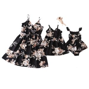 Dopasowanie rodzinne stroje Hiheart Summer Mom and Me Dress Mother N Córka Floral Es Seaside Holiday Suspender Beach 230512