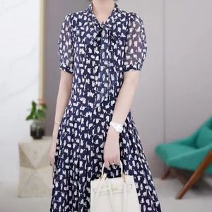 2023 neue Kleid Sommer Französisch Urlaub Stil V-ausschnitt Bunte Seide Kleid Mode Taille Wrap Kleid