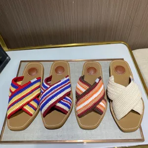 Tasarımcı Sandalet Çapraz renk patchwork örgülü Düz terlik odunsu Sandalet Düz Sandalet Kadın Şık Yaz Düz Terlik Plaj Partisi Moda Ayakkabı