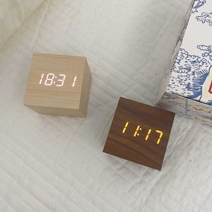 Zegary stołowe biurka Nordic Decor drewniany cyfrowy budzik dla półki na półce ściemniaczowy zegar LED z wyświetlaczem temperatury kalendarzowej budzik budzik AA230515