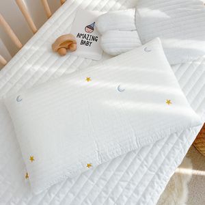 Travesseiros de travesseiros Caixa de travesseiro infantil Pure Cotton Ins Insfregarten Baby 1-3 anos de idade Removível Baby Pillow Four Seasons Universal 230516