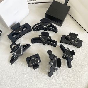 Designer de luxe pinces à cheveux de mode griffes barrettes noires marque P famille triangle inversé lettre clip bouchons pour femmes accessoires de cheveux de haute qualité