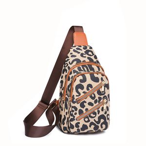 Dual dragkedjor PU Day Packs Faux Leather Leopard Sling Påsar utomhus Kvinnor Purse On-the-Go Hands Free Sports Travel Bag Domil2063