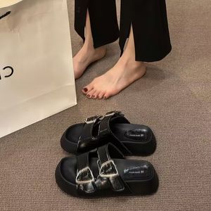 Платформы Slippers Summer Women Fashion Новая кожаная пряжка на открытом воздухе удобные не скользящие магазины играйте на пляже сандалии личности.