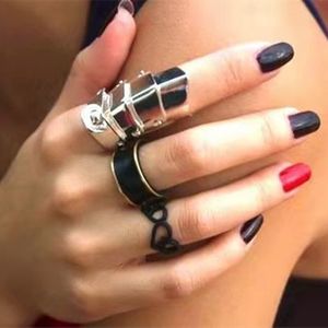 Anello con armatura a quattro sezioni Punk V Ring Personalità Hip Hop Ring