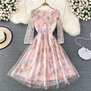 Kleid im Retro-Palast-Stil. Atemberaubendes, leichtes, ausgereiftes Kleid mit Rundhalsausschnitt, 3D-Blumen-Mesh-Stickerei, umwickelter Taille, schlankes A-Linien-Kleid mit großem Swing-Stil