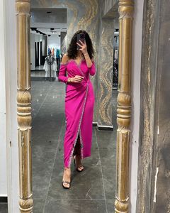 Hot Pink Mermaid Abiti da sera arabi sauditi Perline Raso con spalle scoperte Dubai Abiti da ballo per feste formali Abiti da donna Spacco frontale