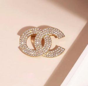 Luksusowe projektanty Pins Broothes Pearl Crystal Rhinestone 18K Gold Womand Women Brand C-litera Pins Pins Sweater Suit przyniósł odzież biżuterię akcesoria biżuterii