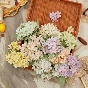 Flores decorativas 28 cabeças de flor artificial margarida de seda branca buquê falsa para mesa de casamento peças centrais de camomila hidrangea decoração