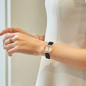 Uhr für Damen, klein, duftendes Temperament, elegant, quadratisch, einfach, koreanische Version, vielseitig, exquisite Retro-Luxusuhr, 24 mm