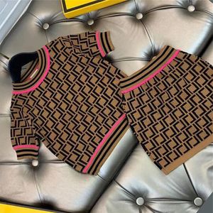 Crianças infantis saia de grife garotas e camisa de pescoço conjunto de garotas roupas infantil rastrear letra completa roupa de verão toup top tees e saias aaa