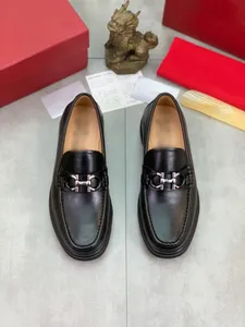 Sapatos sociais de grife masculinos de couro fosco com fivela de prata antiderrapante Sapato masculino formal de negócios de luxo com caixa vermelha