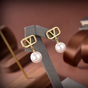 Luxury Letter V Pearl Earrings Designer för kvinnor dinglar örhängen 14k guldpläterade örhängen bröllopsfest smycken