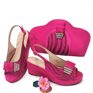 Sapatos de vestido Fuchsia Mulheres e bolsas definidas para combinar com 2023 ladrinhas africanas Sandálias de salto de cunha com bombas de moda de bolsa embreagem CR701