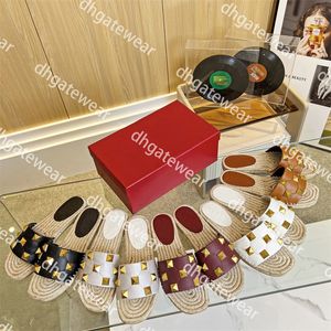 Fashion Rivet Slippers Luxury Womens Slides Designer Casual Vacation Beach Slippers Classic Women Flat Bottom Sandals Water Shoes Size 35-42