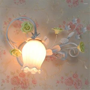 Lampy ścienne nowoczesne lampa kwiatowa europejska pastoralna sypialnia dla dzieci ciepłe łóżko kreatywne księżniczki światła dziewczyny