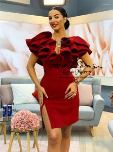 Sukienki imprezowe Seksowne czerwone krótki koktajl 2023 Plusowe marszczyki Długość kolanowa Side Split Arabic Vestidos de Coctel