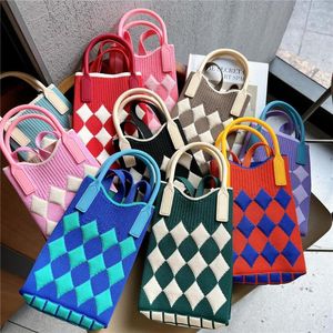 Kvällspåsar mode geometriskt mönster kvinnors stickade handväska kvinnlig vävd shoppare handväska designkedja axel crossbody väska
