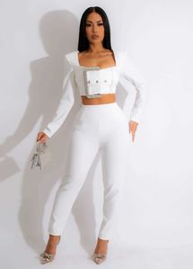 Kadınlar İki Parçalı Pantolon 2023 Sonbahar Beyaz Renk Parlayan Elmaslar Büyük Düğme Kısa Üst ve Pantolon Set Moda Seksi Lady High Street Wear P230516