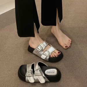 Tjock Soled Women's Slippers Summer Ny fyrkantig hårbotten utomhus Bekväm utan halkstrandpersonlighetssandaler.