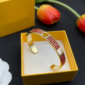 Pulseira de ouro feminina clássica com design de luxo com strass, titânio, letras, aço, pulseira oca, elegante, joias para presente