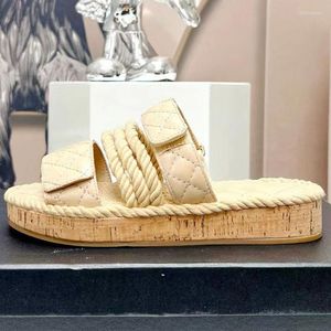 Tjocka kvinnor sandaler Flat tofflor Sole Runway Designer Peep Toe Blandade färger ROPE DECED 2024 Summer Female Outwear Vacation Flip 82