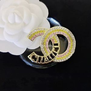 Women Luxury Designer Letters Brooches Pearl Crystal Rhinestone Ladies Suits Dress Pins for Wedding Party Jewelry Gift Accessorie