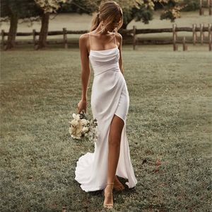 Sjöjungfrun vit enkel bröllopsklänning spaghettiremmar med hög slits satin rygglös vanlig brudklänning svep tåg vestido de novia