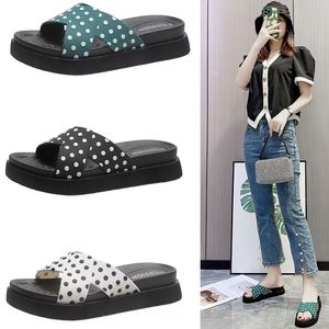 Female Wave Point Slippers Muffin Thick Bottoming Home Mute Outdoor Comfortable Leisure Non-Slip Beach Sandals