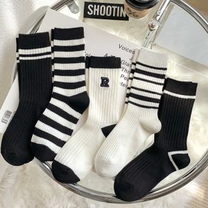 Socken Strumpfwaren Mode gestreifte hochwertige weibliche Socken Stricken Baumwolle lange Socken japanische Mode Schule Mädchen Hip Hop Skate Sportsocken P230517