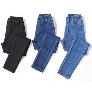 Jeans storlek 4xl 5xl 6xl kvinnor ljus blå elastisk midja jeans smal stretch bomullsavinblå mamma byxor svart jean byxor kvinnlig
