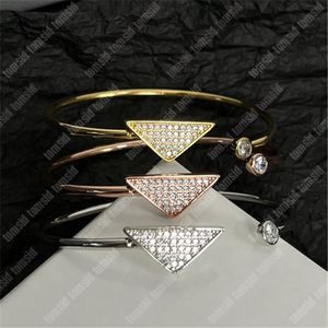 Luxurys Bracelets Designer para Women Diamond Open Bracelet Classic Buckle Jóias de moda Lertters Print Designers Jóias D235171ty