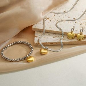Kedjor Hecheng utsökta hjärthängen Halsband Kvinnors armband Enkel romantisk hänge guldfärg smyckesuppsättning