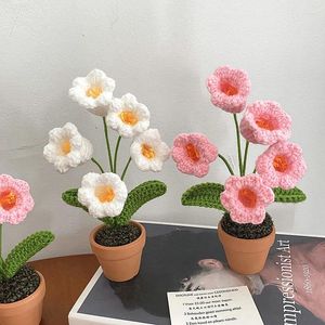 装飾的な花手作り花編み花のひまわりのかぎ針編みデスクトップ飾りポットハンディクラフトギフト母の日