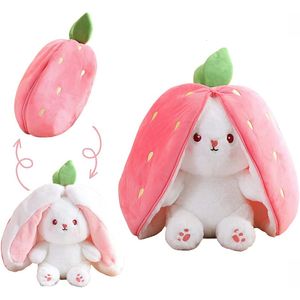 Plush Dolls Creative Doll Bunny Soft Plush Toys Reversible Carrot Strawberry Bag förvandlas till kaninfyllda djurkudde för barn Girl Gift 230516