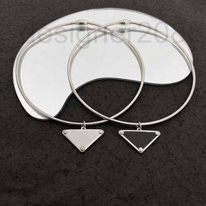 Chokers Designer Luxury Inverted Triangle Letter Pingente Colar, Rede feminina Vermelha, Moda Versátil, Collar Sentido Avançado, Corrente de Colar