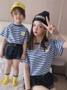 Familjsmatchande kläder Kaus Senyum Bergaris Anak Anak Pakaian Orang Tua Anak Atasan Musim Panas Anak Laki Laki Dan Perempuan Korea Keluarga Menengah 230516