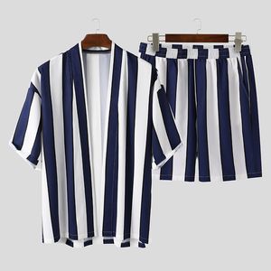 Tute da uomo Set manica corta Camicia kimono stile giapponese Uomo Camicie a righe verticali bianche nere Pantaloncini Due pezzi Abiti 230516